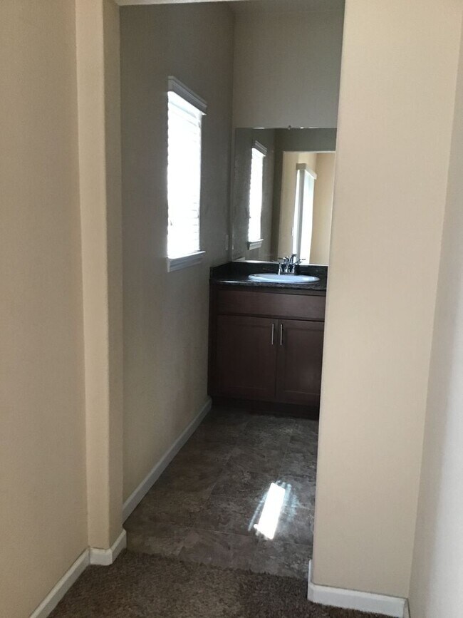 Building Photo - Beautiful Home - $200.00 of first month's ...