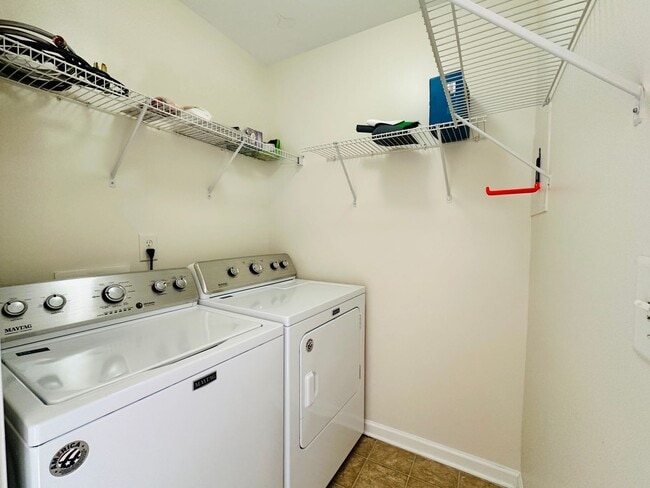 Building Photo - Three Bedroom Townhome Close to Everything