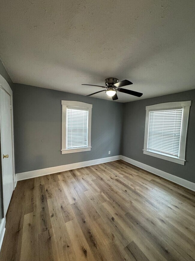 Building Photo - 1318 N Parker Ave