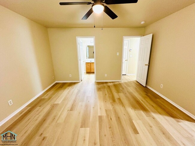 Building Photo - Big & Beautiful 5 bed/3.5 bath 2 Story home that's conveniently located to Randolph AFB