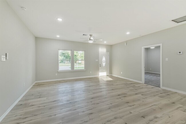 Building Photo - 122 County Rd 3704
