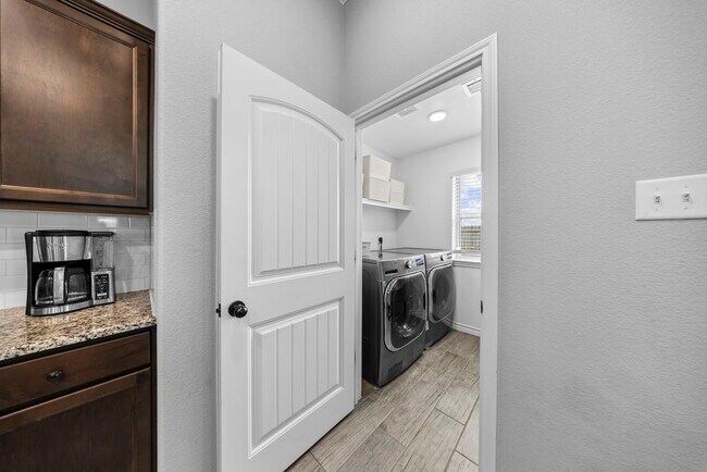 Building Photo - 2635 Settlers Oak Dr