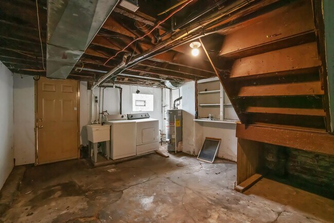 Building Photo - SCORE 1ST MONTH'S RENT FREE IF SIGNED BY AUGUST 7!Convenient 2 Bedroom home in Mt. Washington ava...