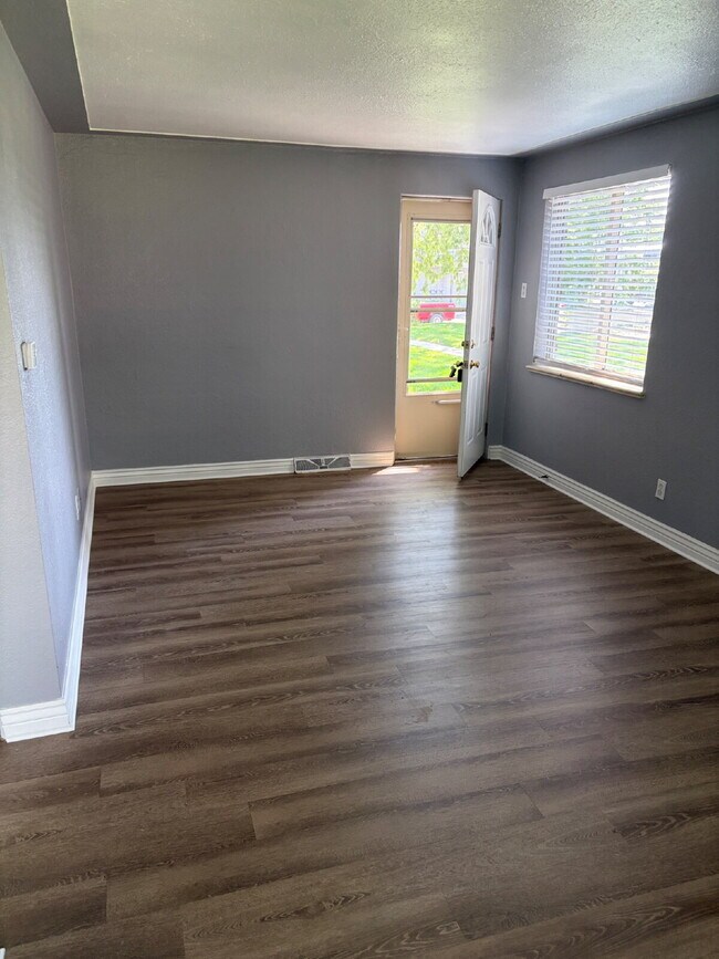 Building Photo - Freshly Updated 1-Bedroom Apartment in Denver – Move-In Ready!