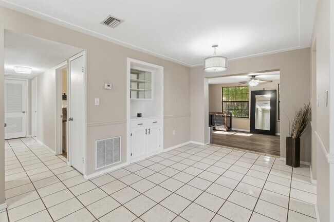 Building Photo - 1411 Crest Dr