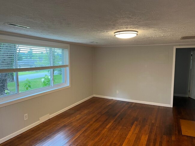 Building Photo - 304 Hillview Blvd