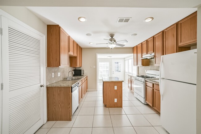 Building Photo - 2411 Wroxton Rd