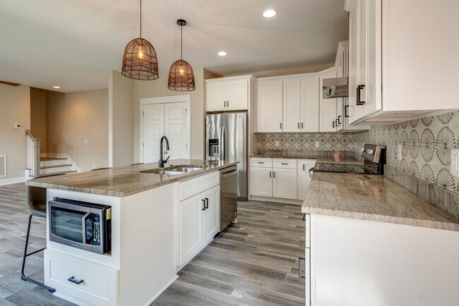 Building Photo - AVAILABLE September 1st. UPDATED 3 Bedroom...