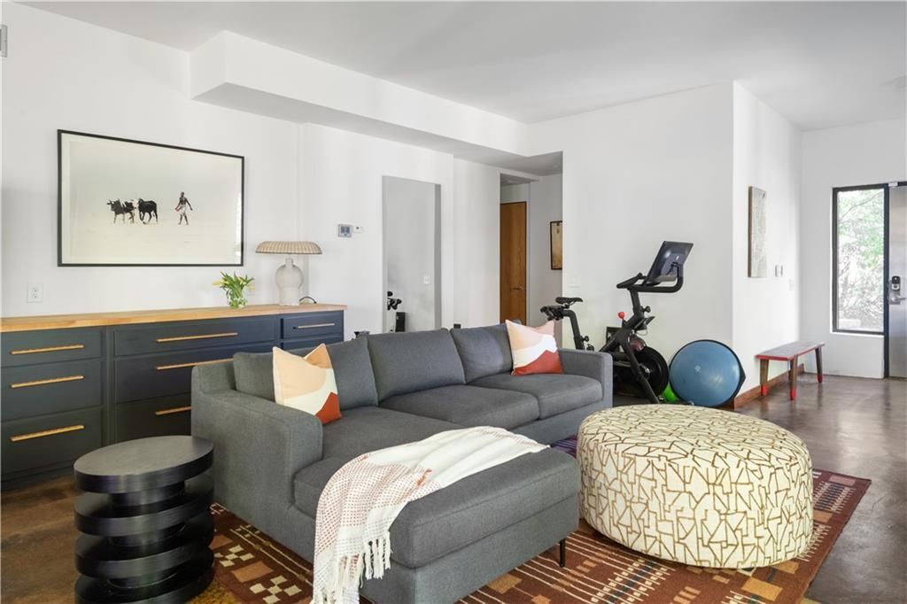 Building Photo - 515 Claire Dr NE