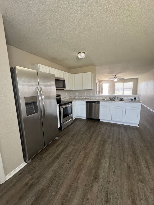 Building Photo - 4 bed / 2 bath Available Now!