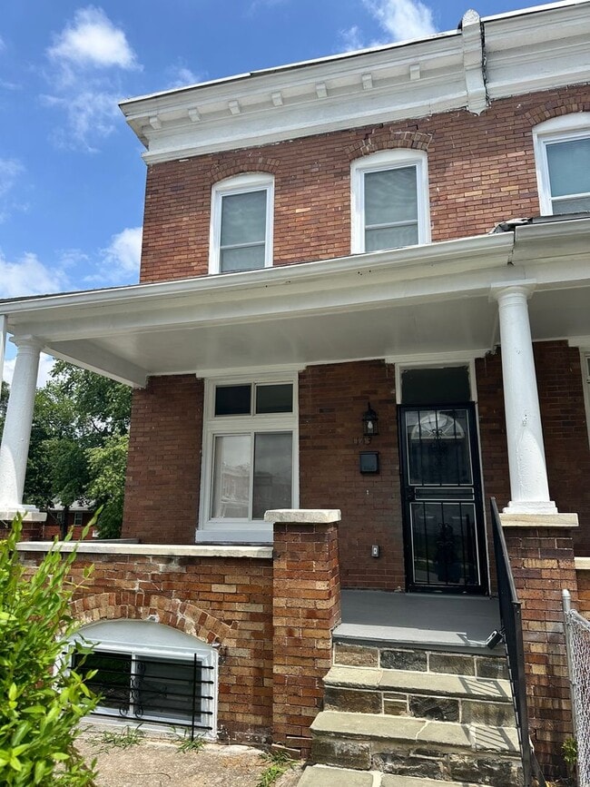 Building Photo - Spacious, Corner Home, Central Air, W/D Hook-Up! Available Now!