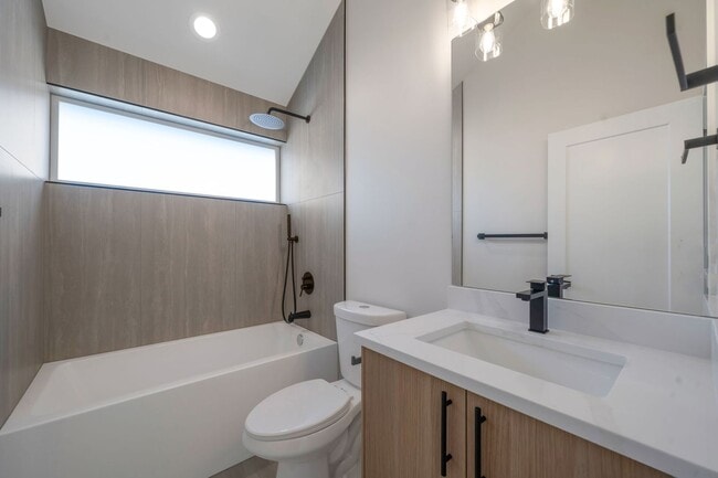 Building Photo - Beautiful 1 year old home in Pacific Wa