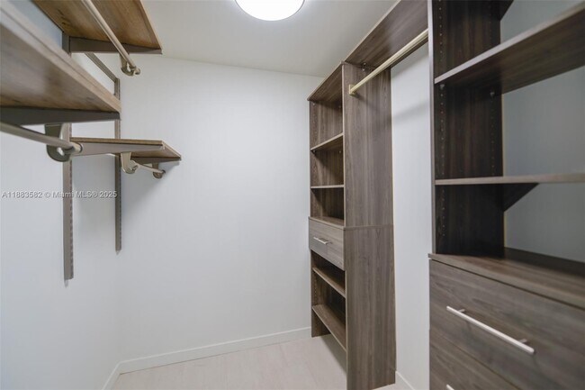 Building Photo - 1000 Brickell Plaza