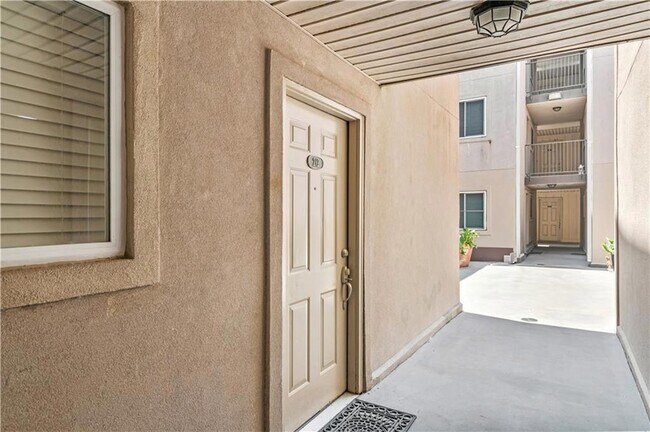 Building Photo - 500 Lake Marina Dr