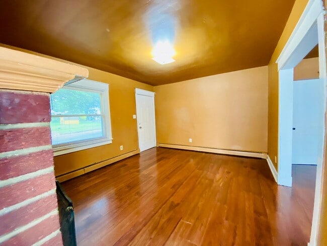 Building Photo - Adorable 2bdrm/1bth Bungalow Conveniently ...