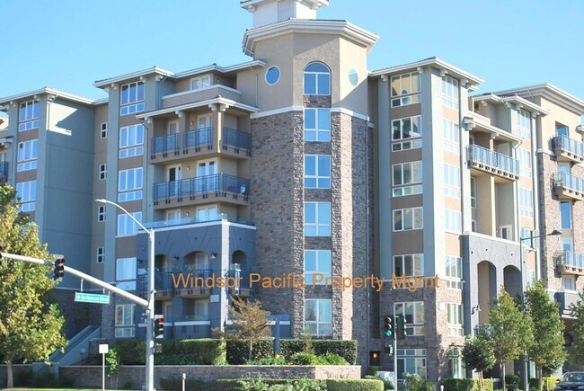 Building Photo - Great Corner Condo ! Lots Of Light ! Elan ...