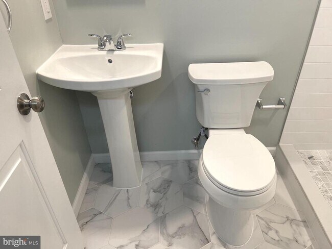 Building Photo - 7132 Parkview Ave