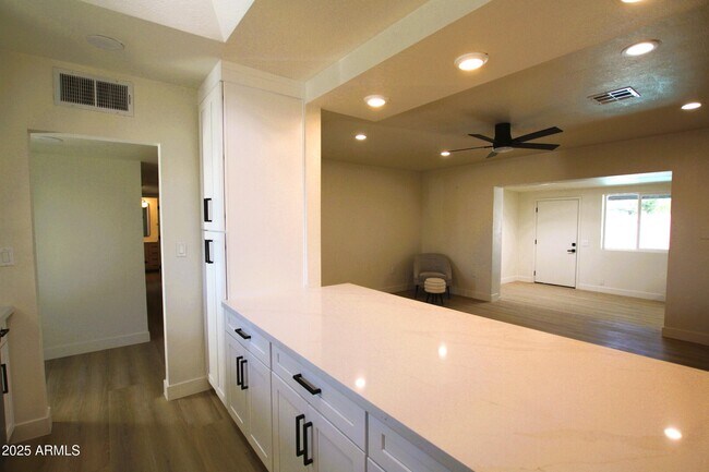 Building Photo - 443 N Sycamore