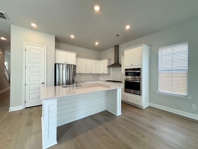 Building Photo - Beautiful 4-Bed Home in Limehouse Village ...