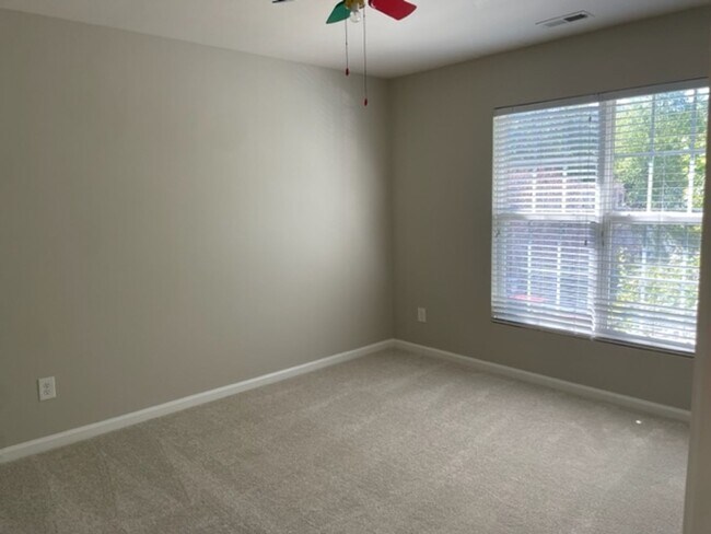 Building Photo - 804 Walnut Woods Dr