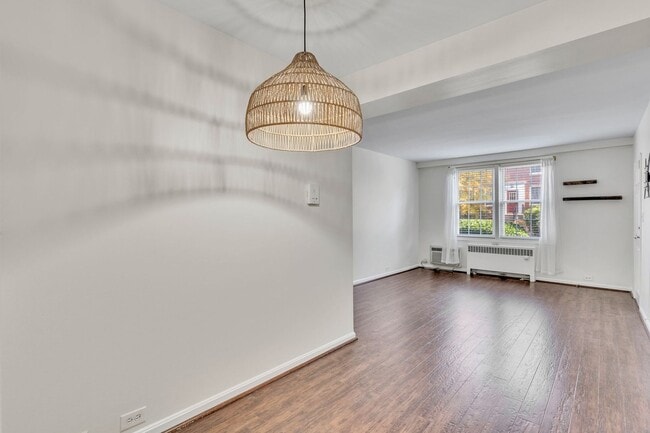 Building Photo - Spacious Corner unit 1 BR 1 BA