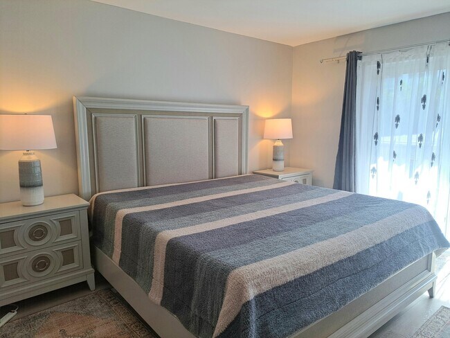 Building Photo - 1502 S Lakeside Dr