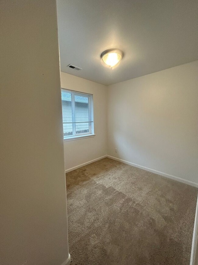 Building Photo - (870) College Street Duplex - 4 Bedroom / 2 Bathroom