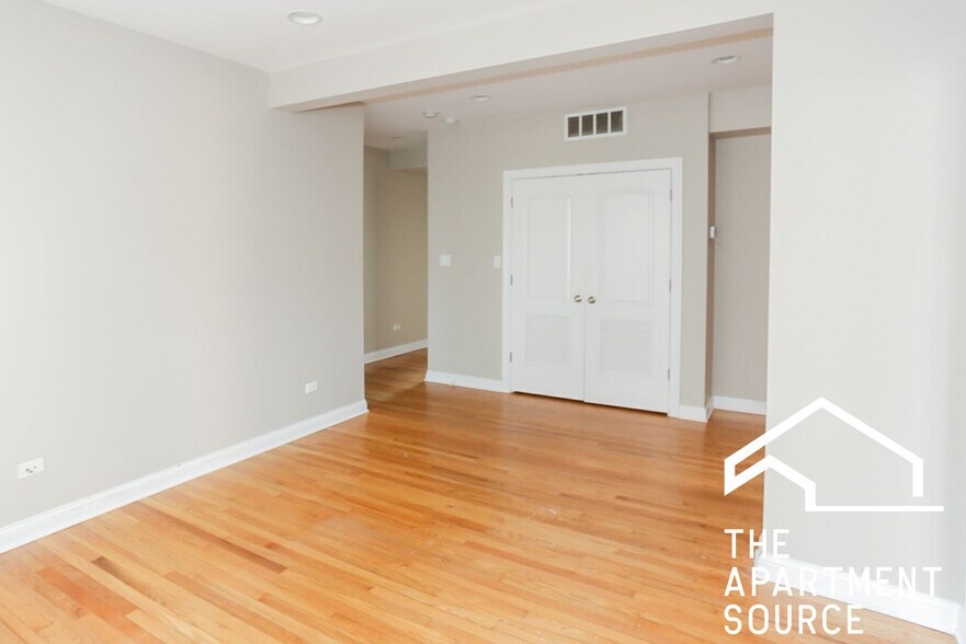 Building Photo - 3810 N Marshfield Ave