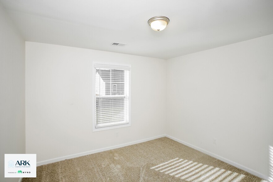 Building Photo - 472 Conifer St