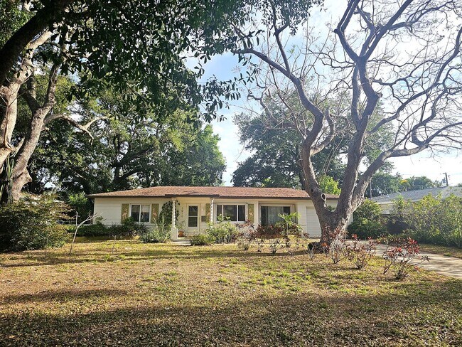 Building Photo - Lake Pasadena - Charming 2 Bedroom Home with Spacious Yard