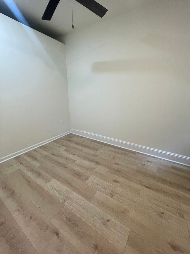 Building Photo - NEWLY UPDATED SPACIOUS 3-BEDROOM HOUSE IN ...