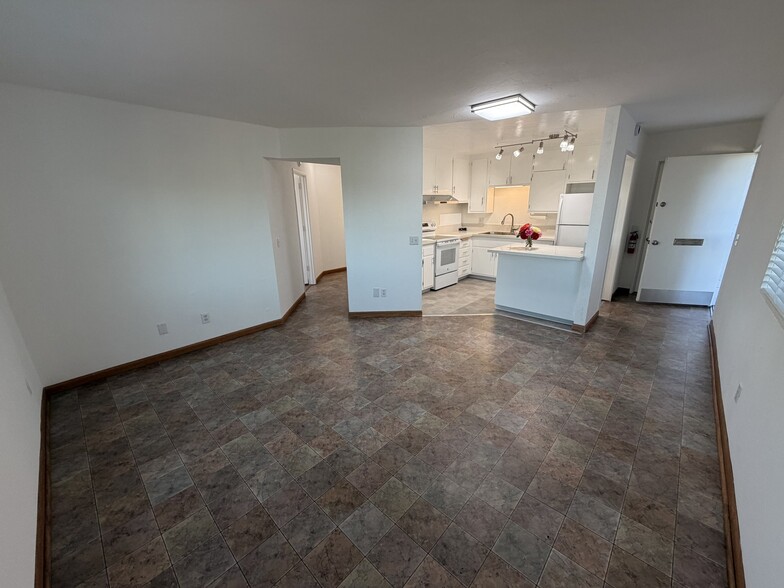 Building Photo - 1949 Monte Vista Dr