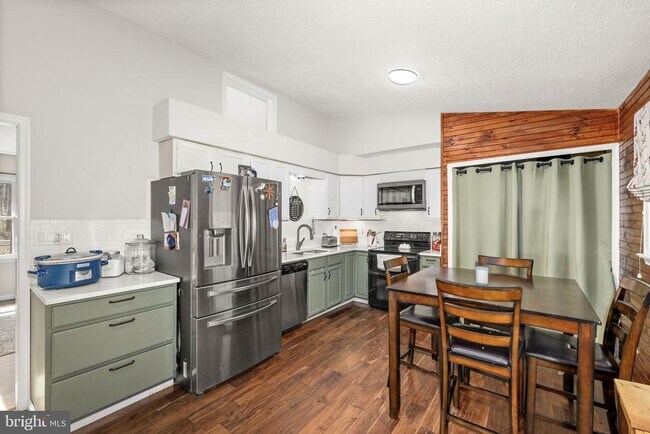 Building Photo - 13410 Wilderness Park Dr