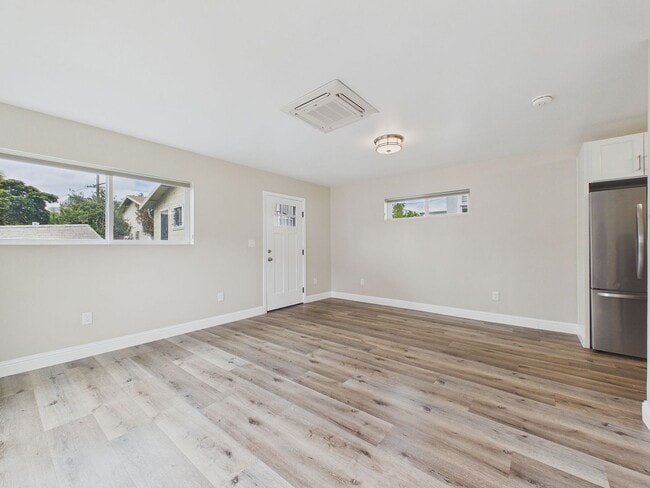 Building Photo - Brand New 1BD/1BA ADU with Private Deck, In-Unit Laundry & Parking – Prime Oakland Location