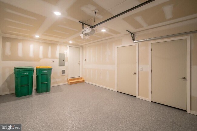 Building Photo - 3013 Evergreen Walk