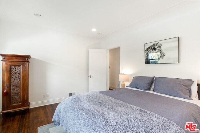 Building Photo - 460-460 N Alfred St