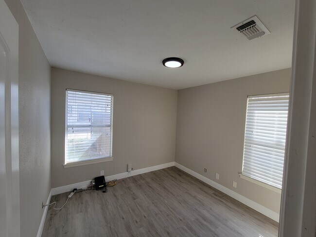 Building Photo - 810 Springvale Dr