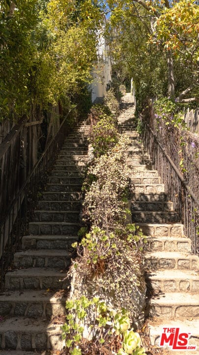 Building Photo - 2829 Beachwood Dr