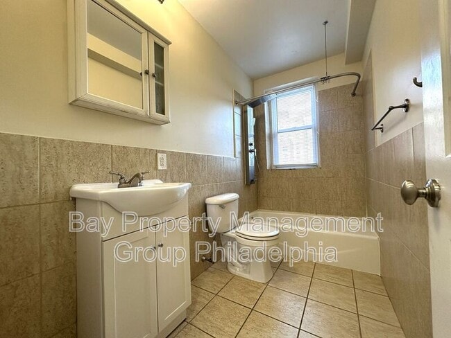 Building Photo - 437 W School House Ln