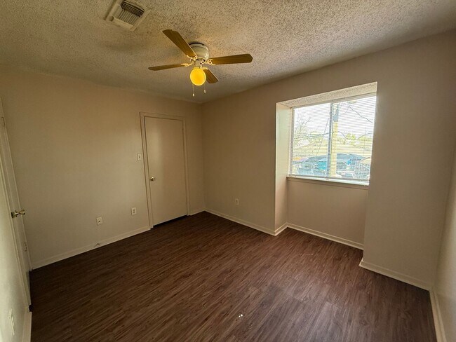 Building Photo - 2BD 1.5BA TOWNHOUSE WITH WATER INCLUDED