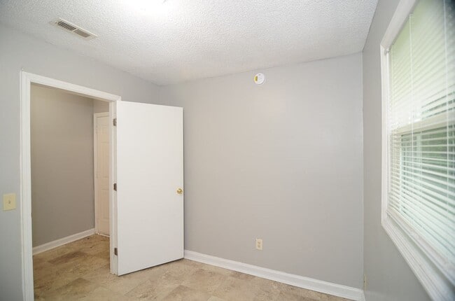 Building Photo - 2425 Tuxedo Dr NW