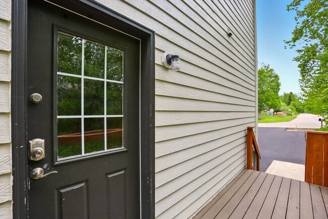 Building Photo - Short Term Rental! Beautiful Fully furnished 4 bedroom 2.5 bath