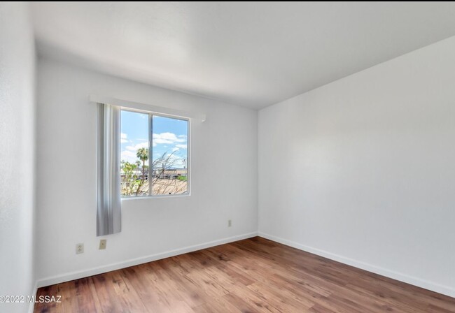 Main bedroom - 1810 E Blacklidge Dr