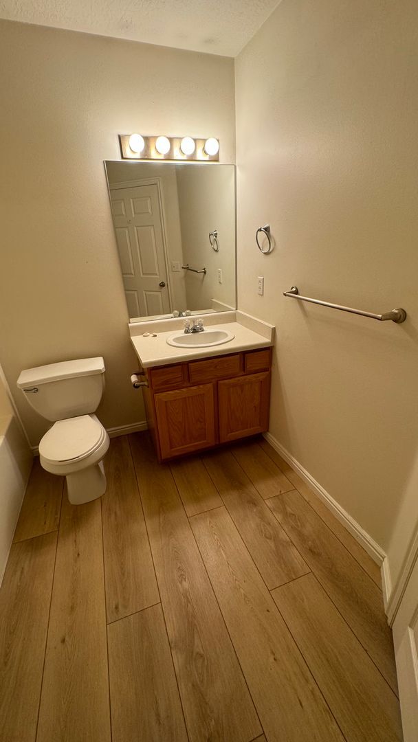 Building Photo - 3 bedroom 2 bath!! Available Now!!