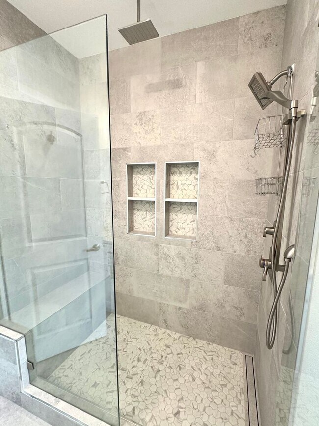 Building Photo - Modern 3 bedroom, 2.5 bathroom Townhome in Mapleleaf!