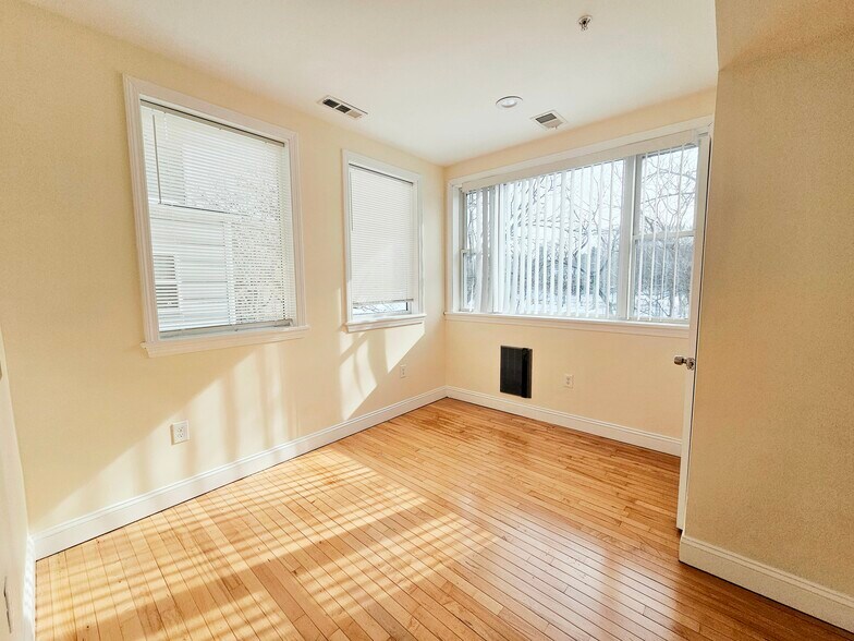 Building Photo - 1803 Beacon St