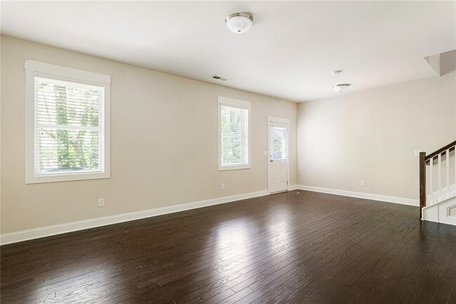 Building Photo - 2813 White Oak Ln