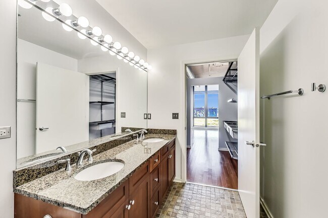 Building Photo - SW CORNER 2 BED / 2 BATH CONDO IN UNIVERSI...
