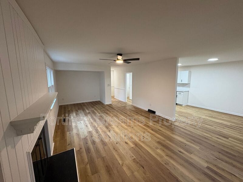 Building Photo - 5265 Country Club Rd