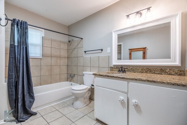 Building Photo - XL HOME!  3 bed, 1 bath, LOTS OF ROOM!